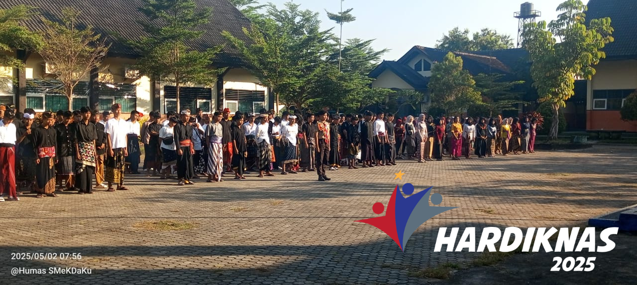SMKN 2 Kuripan Gelar Upacara Hari Pendidikan Nasional 2025 dengan Nuansa Adat