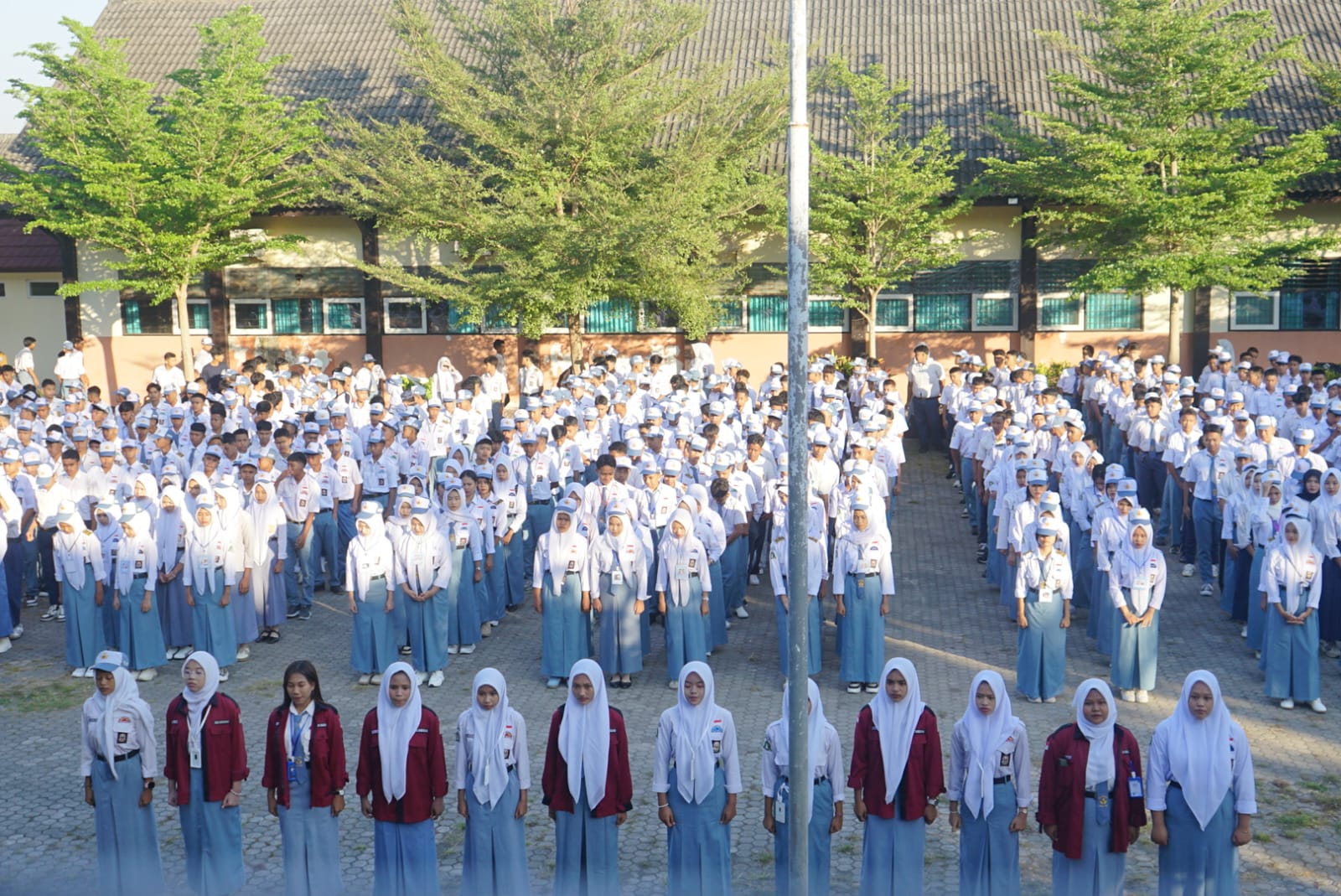 706 Murid Baru Resmi Ikuti MPLS 2026, SMKN 2 Kuripan Tanamkan Disiplin dan Karakter Sejak Hari Pertama 706 Murid Baru Resmi Ikuti MPLS 2026, SMKN 2 Kuripan Tanamkan Disiplin dan Karakter Sejak Hari Pertama